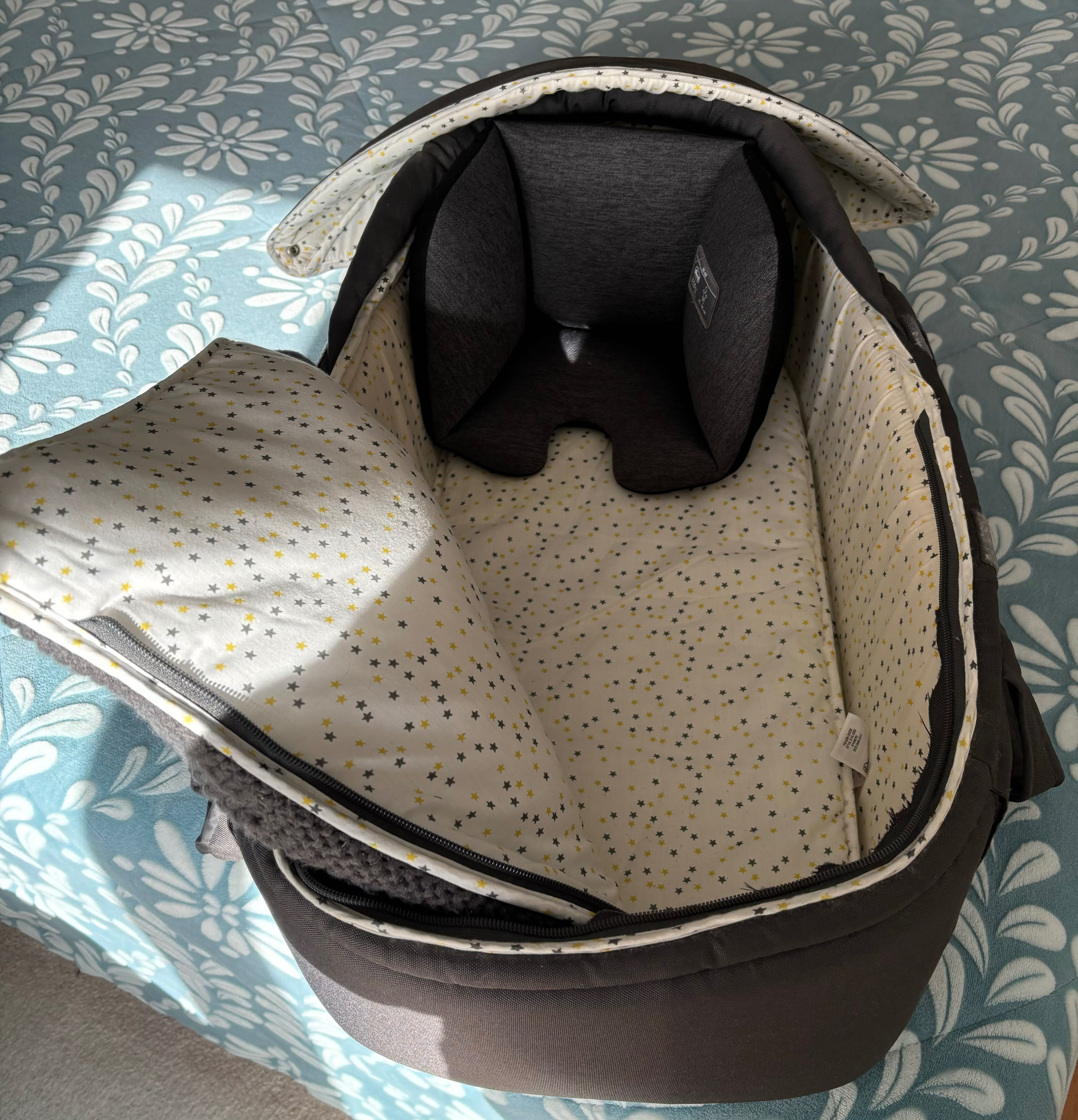 Berço como novo, com proteção para a cabeça do bebe