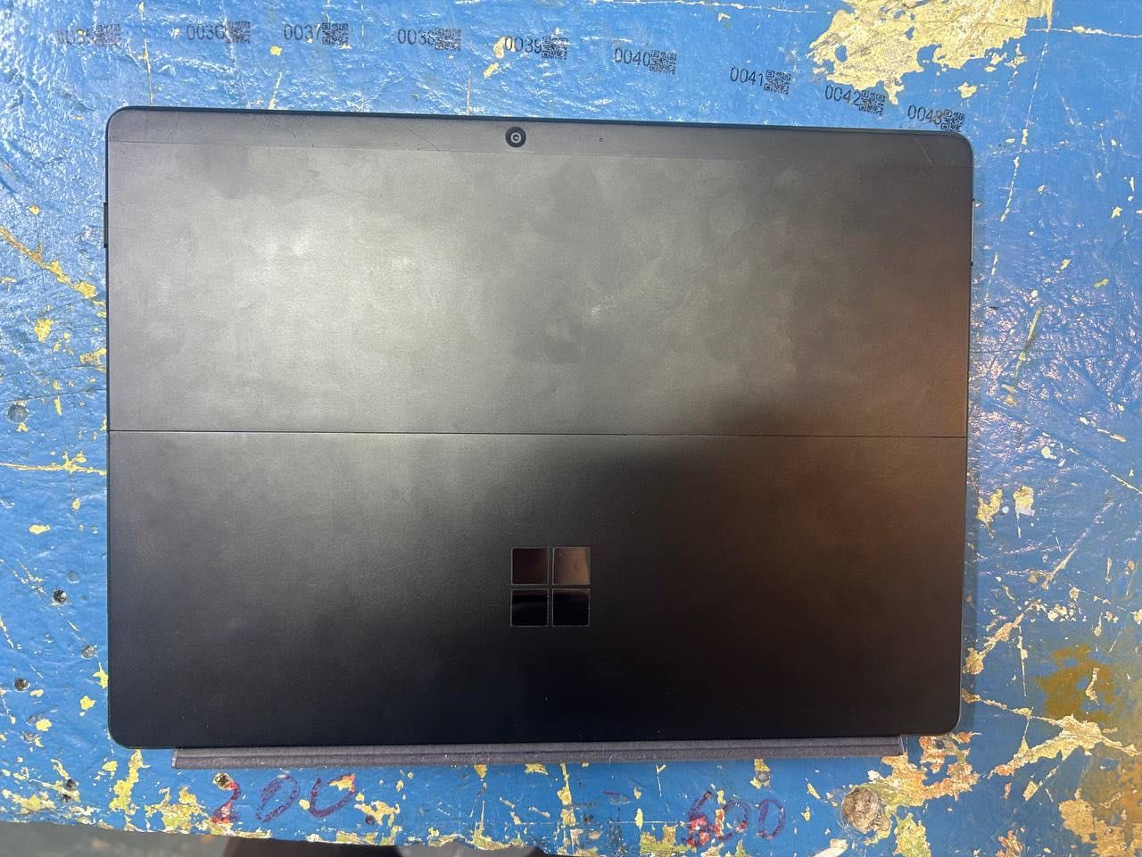 Універсальний Ноутбук-планшет Microsoft Surface Pro X, з живим екраном