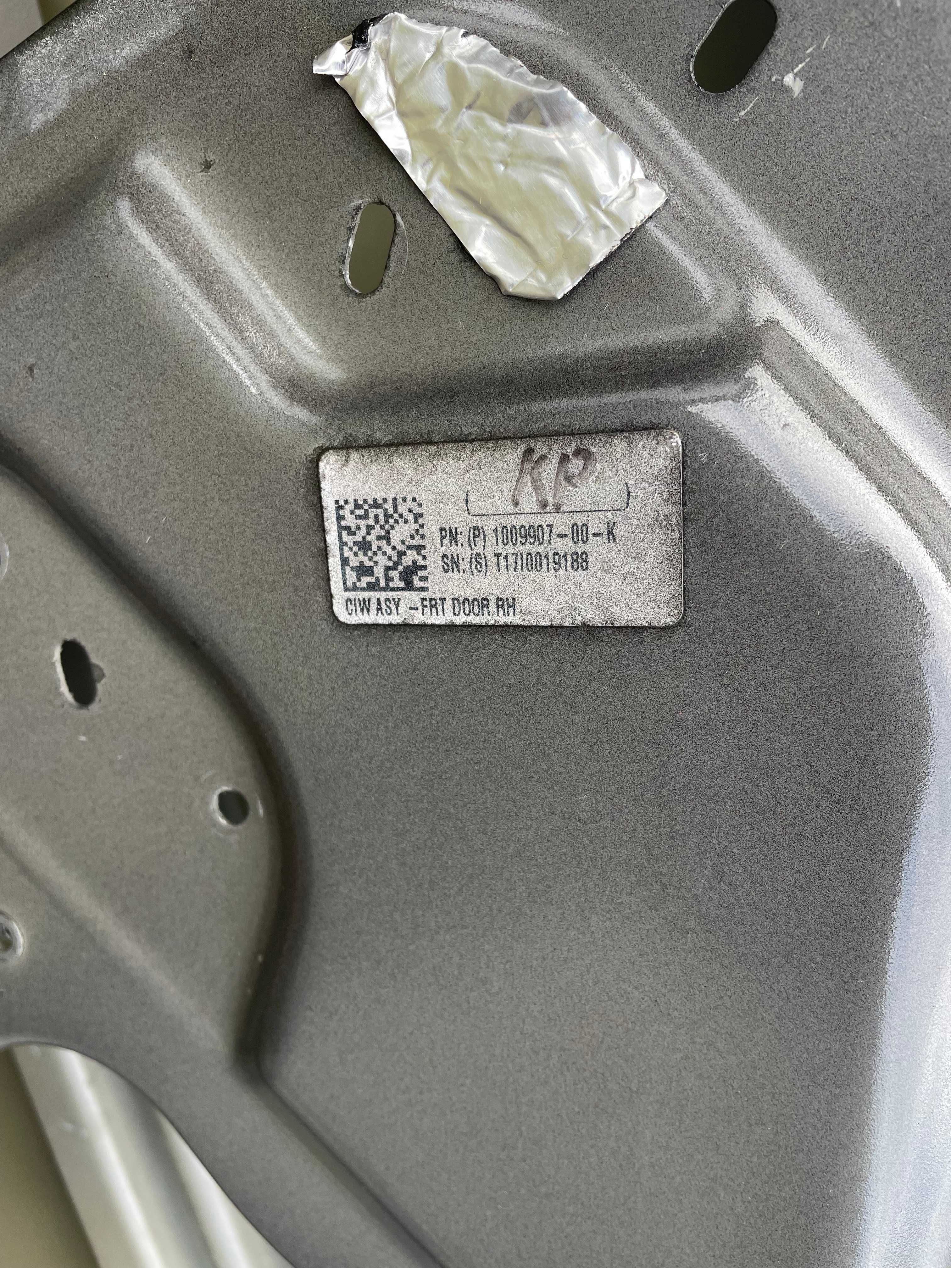 Двері передні праві Tesla X дверь правая Tesla MX 1009907-00-K
