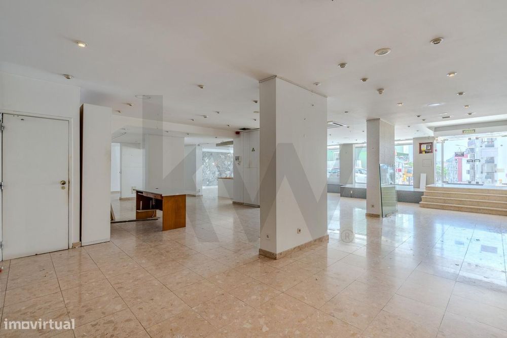 Loja I Espaço Comercial com Montra I Oeiras