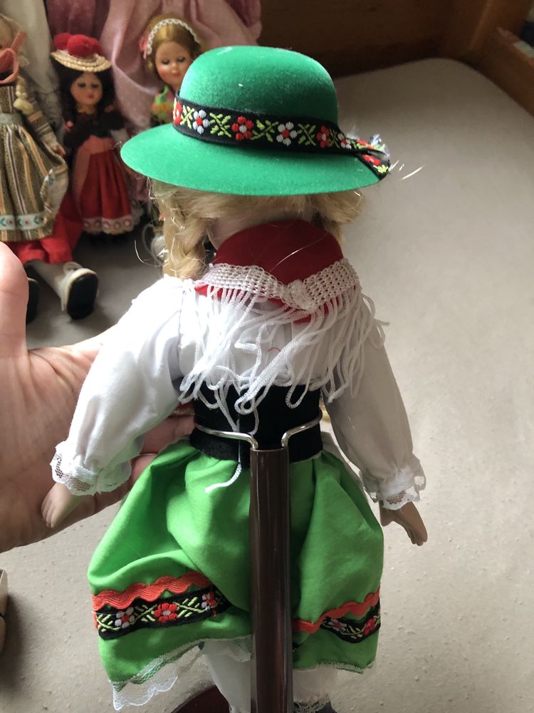 Lalka porcelanowa w stroju bawarskim