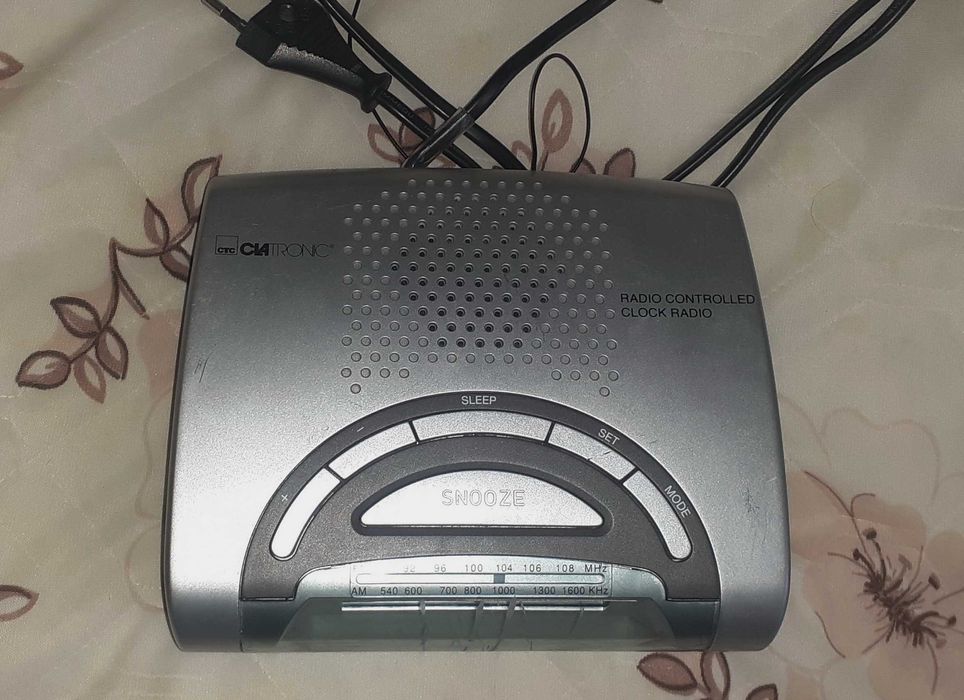 Часы будильник настольные CIATRONIC с радио FM и AM под ремонт