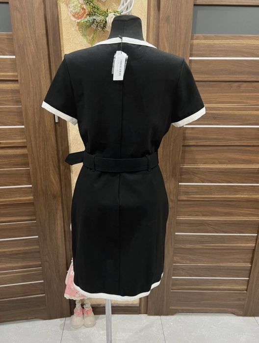 Sukienka elegancka biurowa z paskiem Karen Millen