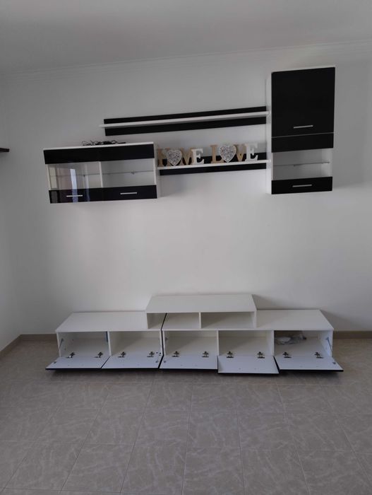 Mobiliário acabamento em Branco Mate e Laca Negra Brilhante