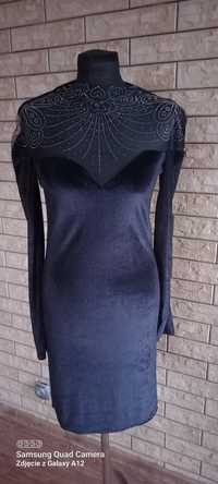 Welurowa elegancka czarna suknia