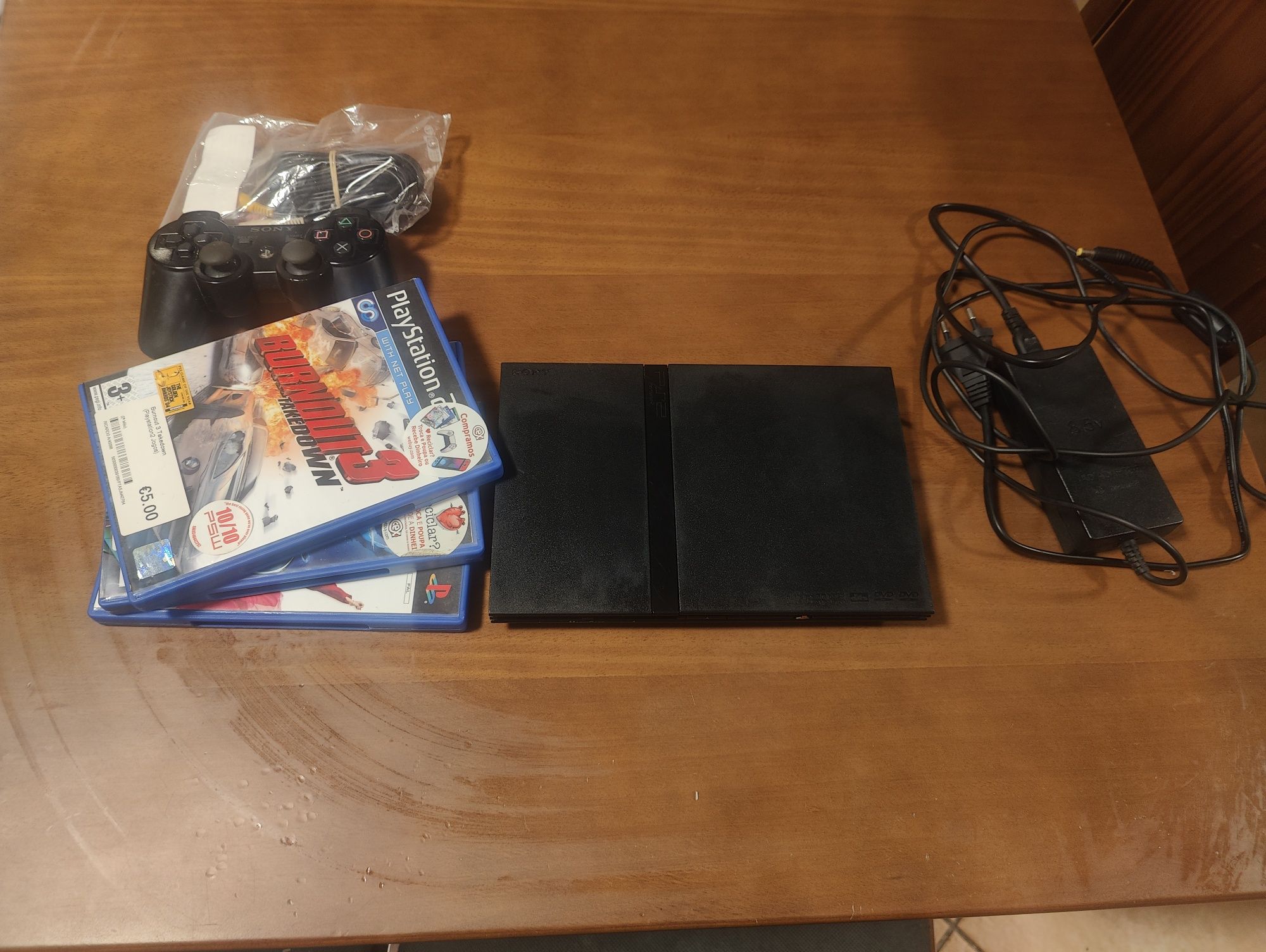 PlayStation 2 Slim. Com comando, cabos, 2 cartões de memória 3 jogos.