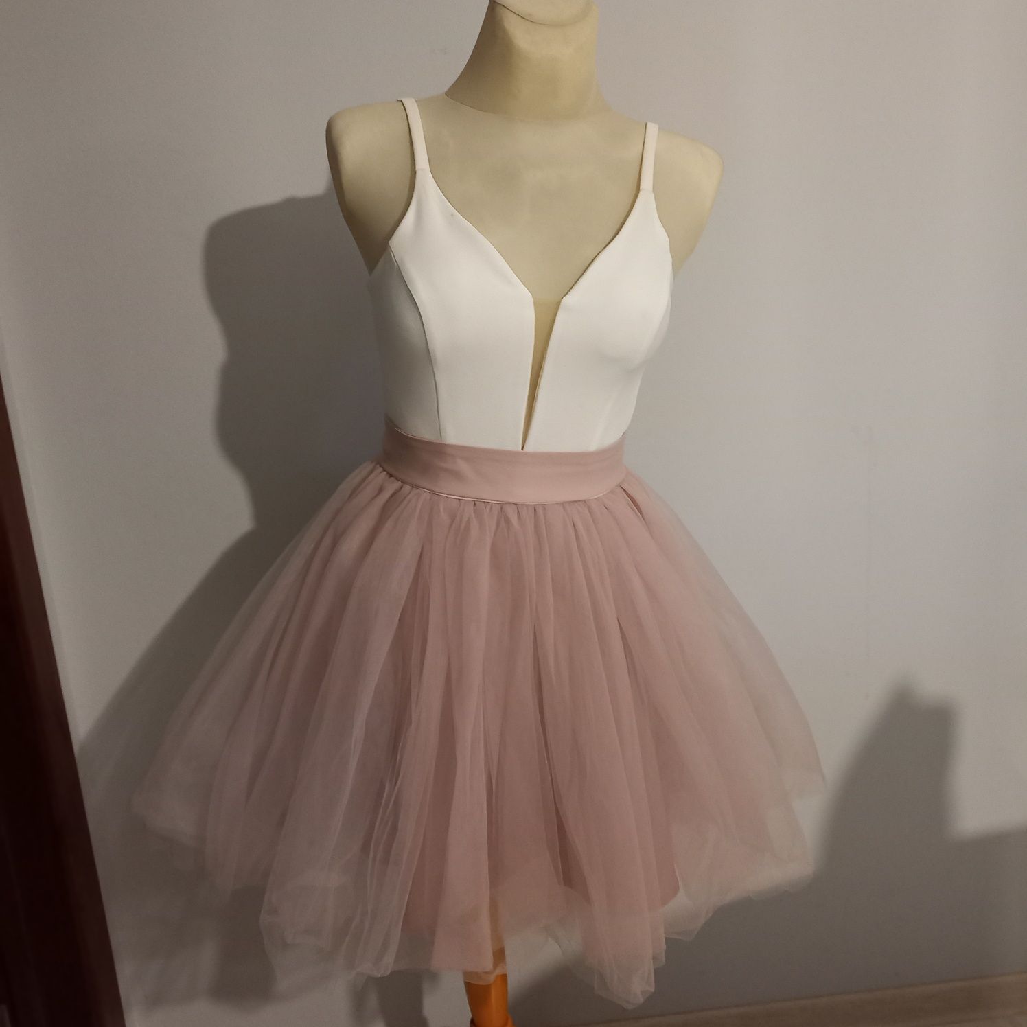 Sukienka Meg beżowo-pudrowo różowa