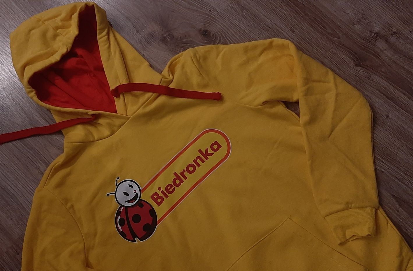 Kolekcja dla Fanów. Piękna kanarkowa bluza Biedronka