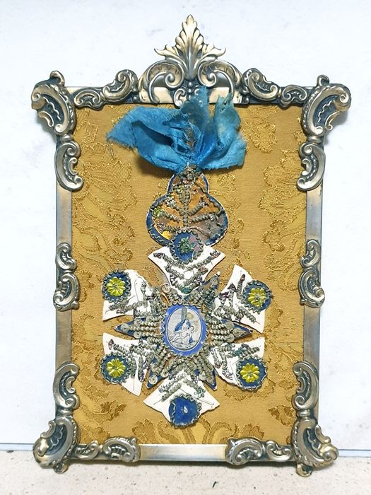 Lindo antigo registo Pieta bordado e emoldurado