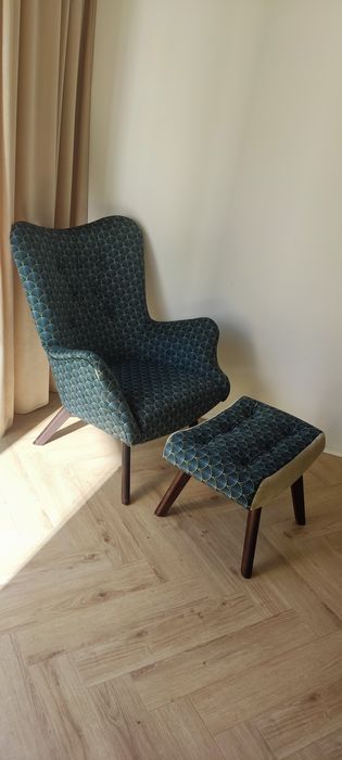 Stylowy fotel z podnóżkiem