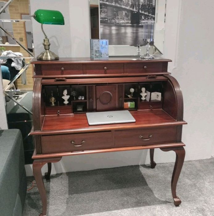 Sekretarzyk na pięknych nozkach