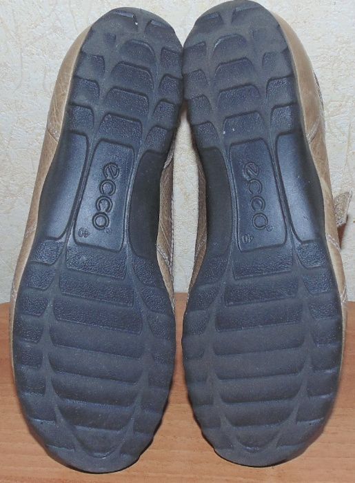 Продам кроссовки ECCO 40 размера + подарок мокасины Оригинал
