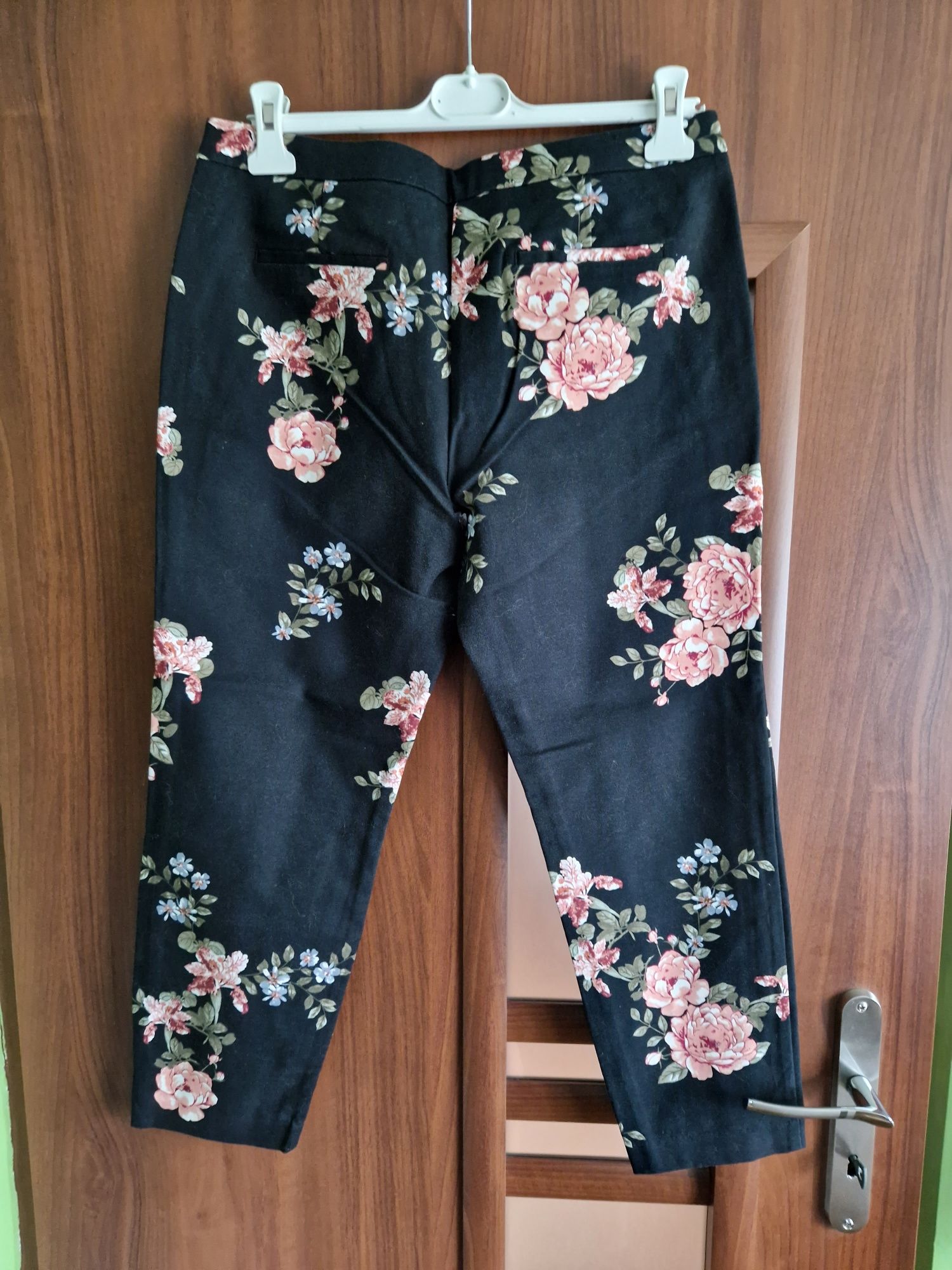 Spodnie cygaretki czarne w kwiaty rozmiar 40