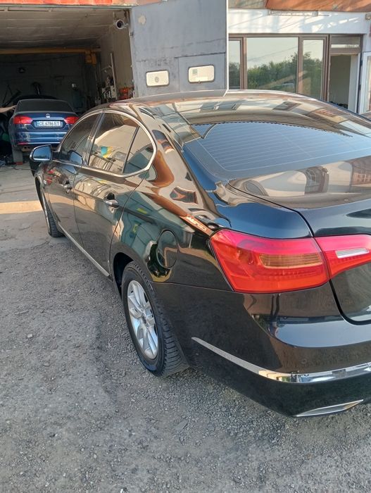 Автомобіль седан