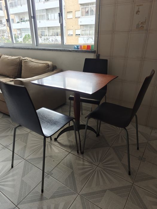 Mesa Quadrada com 3 Cadeira