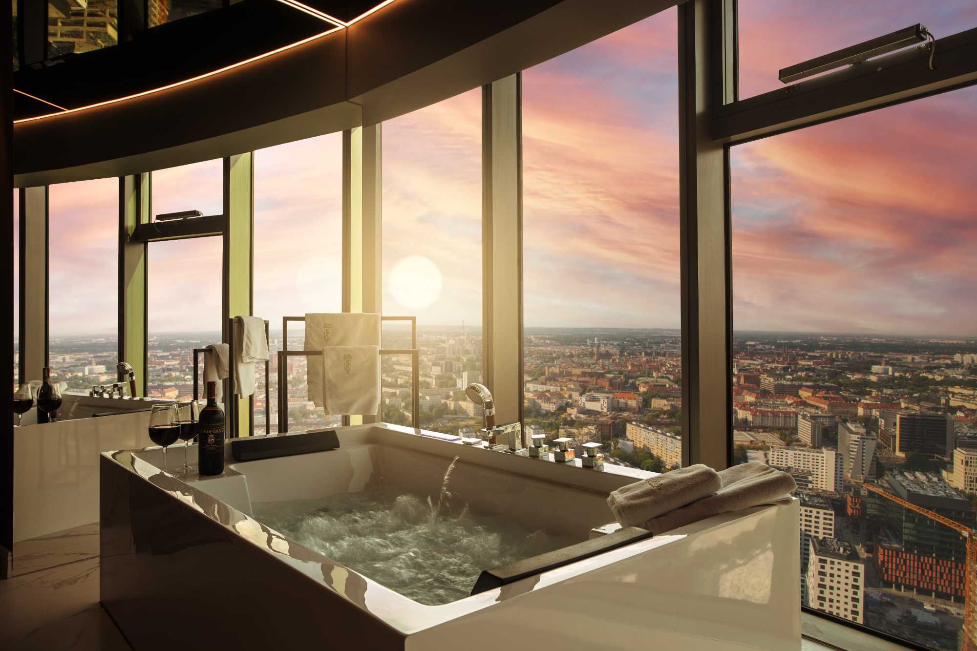 Luksusowy apartament z jacuzzi w Sky Tower