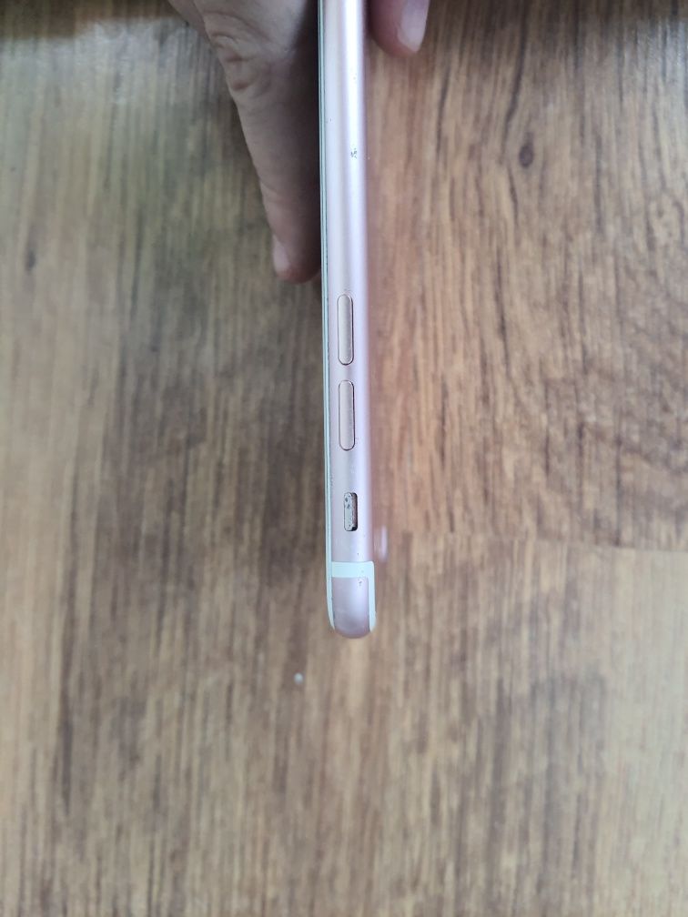Iphone 7 kondycja baterii 75%, niedziałający mikrofon.