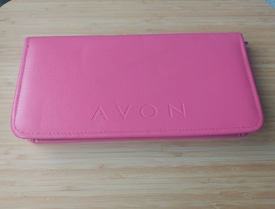 Rozowe etui na próbki perfum Oriflame