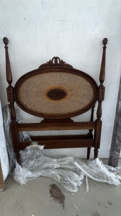 Cama antiga com estrado