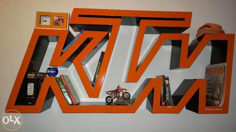 Półka na książki lub gadzety fana marki KTM