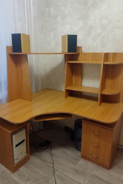 Продам стол письменный угловой в идеальном состоянии