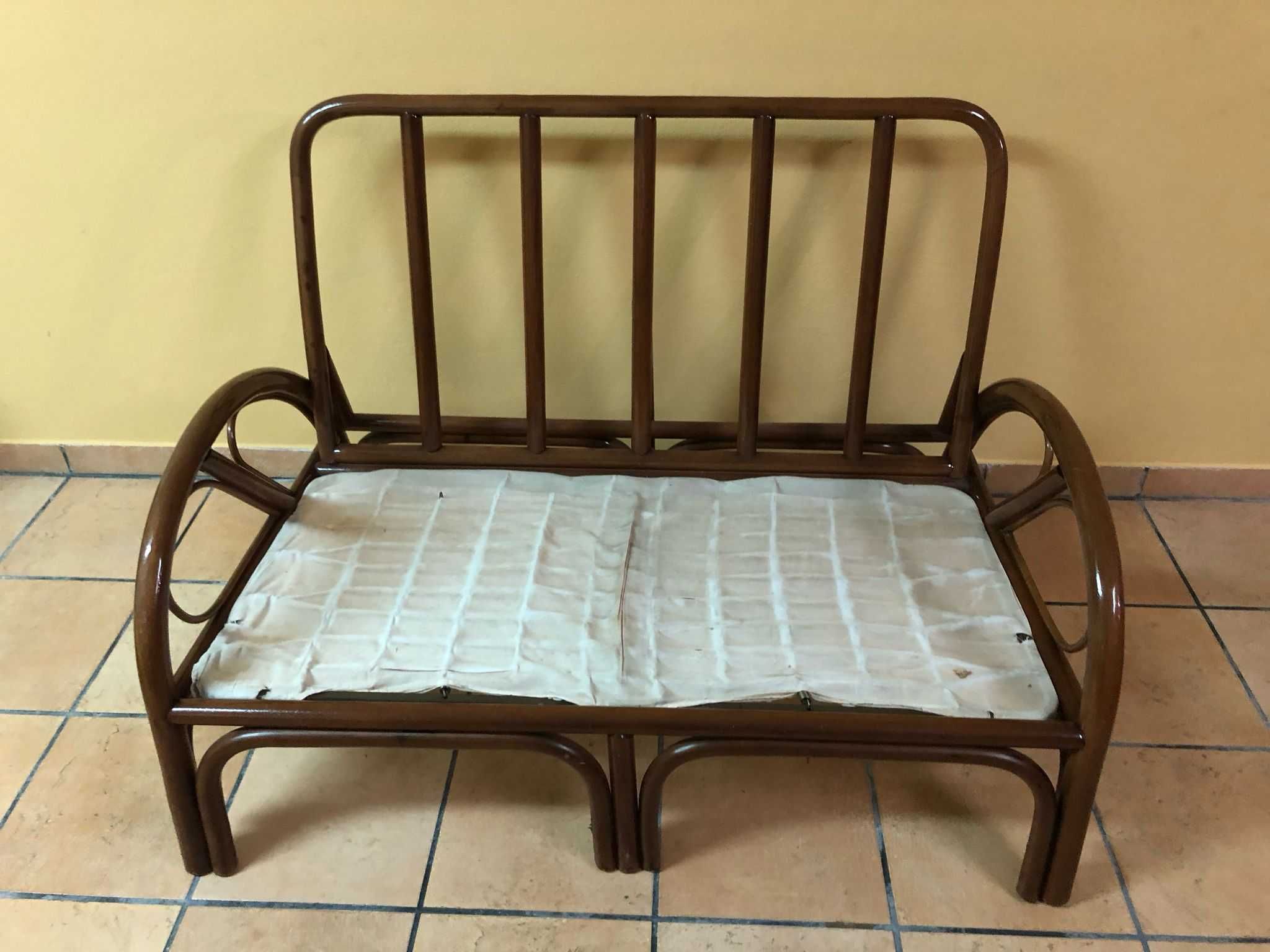 1 sofa de dois lugares e 1 poltrona