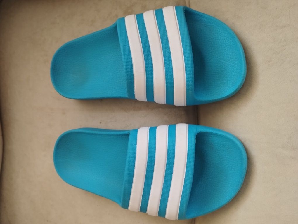 Шльопанці Adidas. Розмір: 32