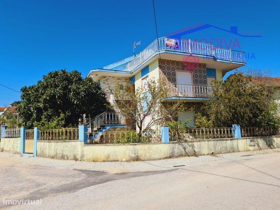 Propriedade com 3 moradias independentes e terreno, em Ansião