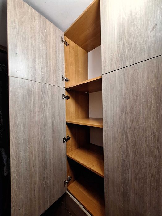 Funkcjonalna wysoka szafa z półkami i szufladami