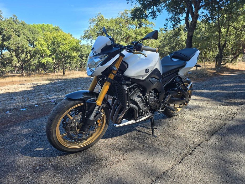 Yamaha FZ8 de garagem