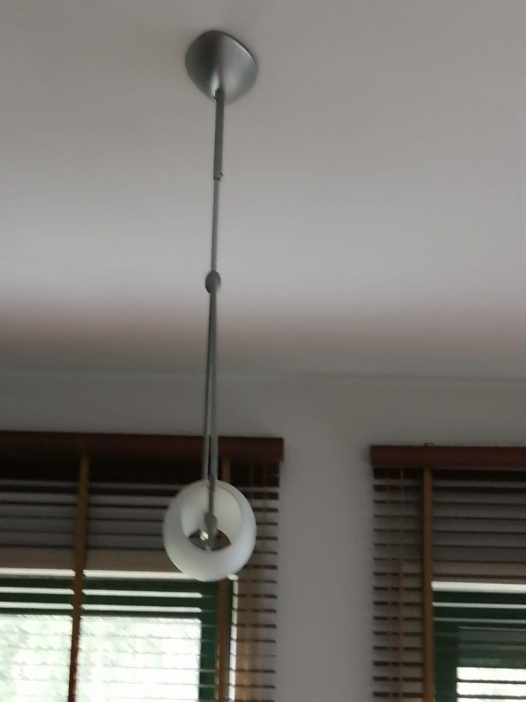 Candeeiro de sala de vidro branco e metal