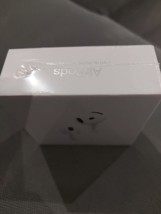 AirPods 4 with actvi noise cancellation