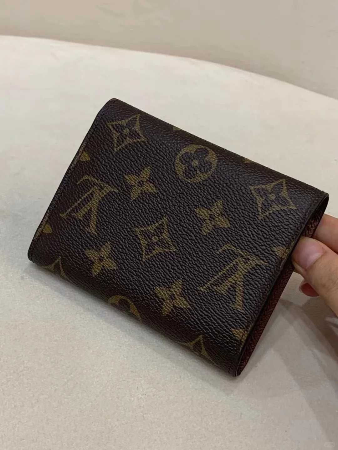 Nowe Louis Vuitton Victorine Mały portfel Kolor kawy przycisk