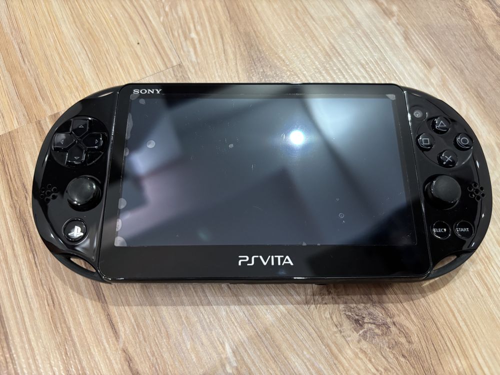 PS Vita Slim PCH2004 orginalny zestaw, 5 gier, etui, 2 karty pamieci