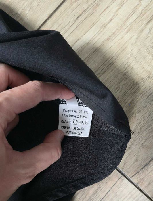 Czarna bluzka damska z krótkim rękawem z baskinką