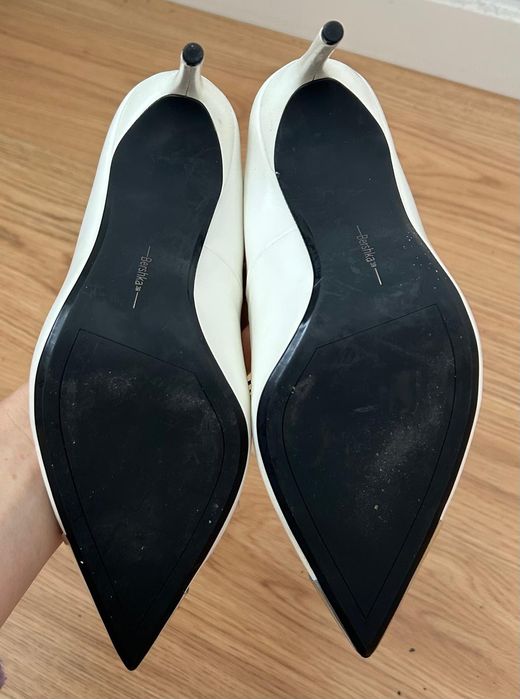 Sapatos brancos de salto alto Bershka