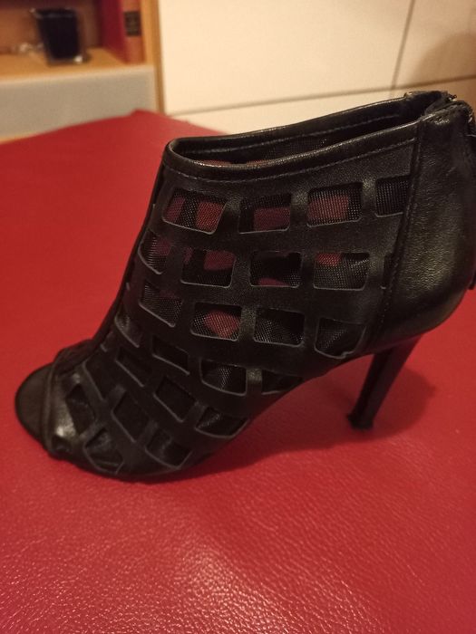 Sapatos pretos em pele