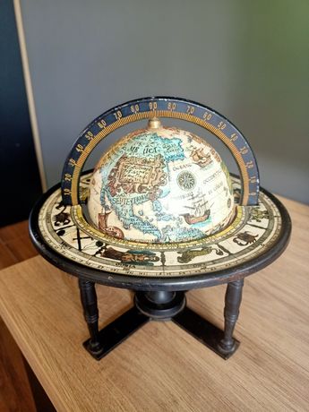 Stary kolekcjonerski globus znaki zodiaku. Vintage retro dekoracja