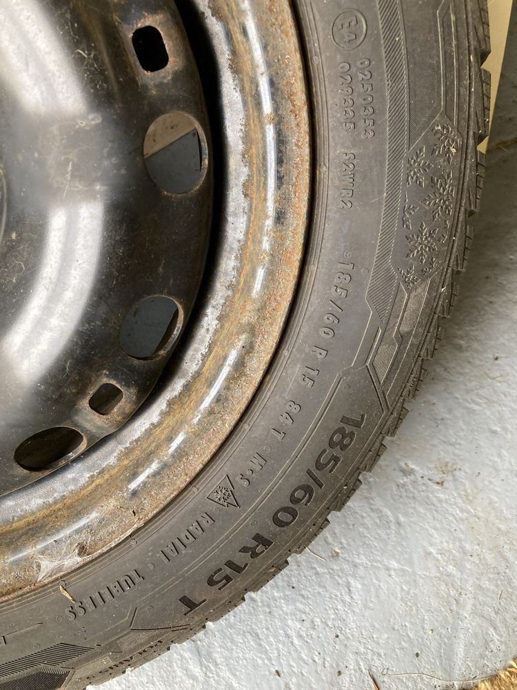 Opony zimowe na felgach stalowych 185/60/R15 T