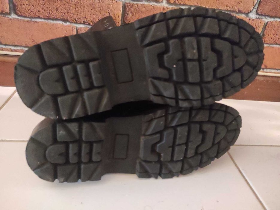 Botas em  biqueira de aço