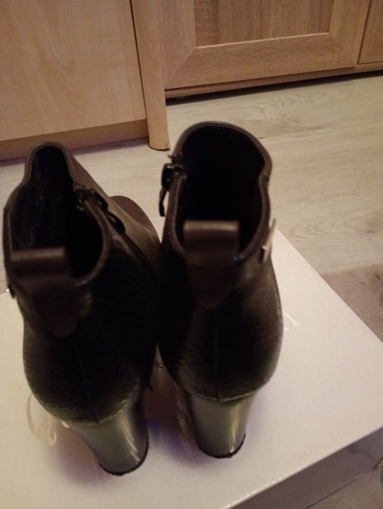 Ładne krótkie buty do kostek na obcasie