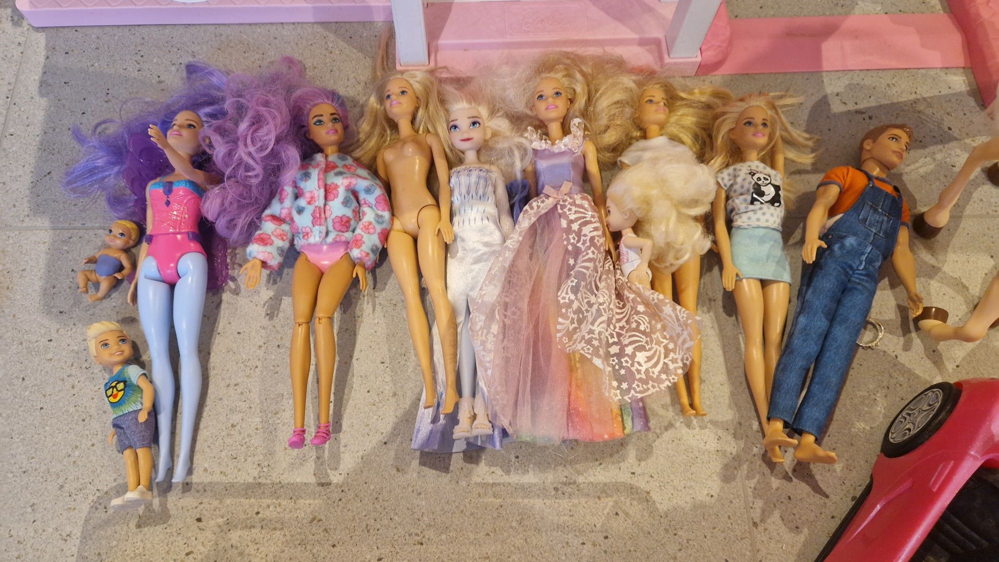 Barbie Dreamhouse,  Bonecas e acessórios