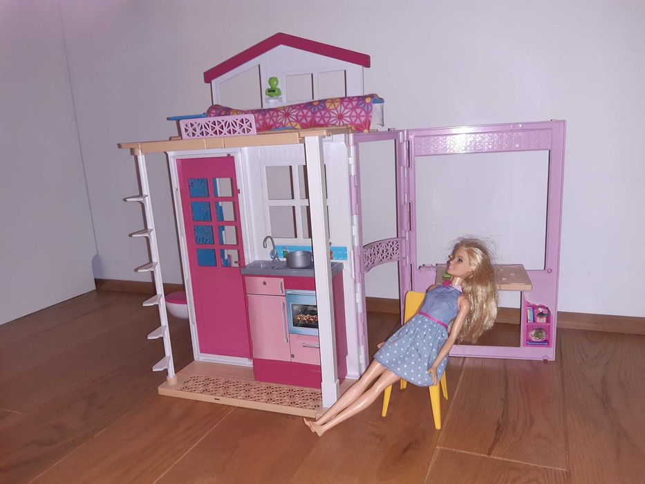 Barbie Domek DVV47 z Lalką 2-piętrowy Dom SPA Łazienka Kuchnia Mattel