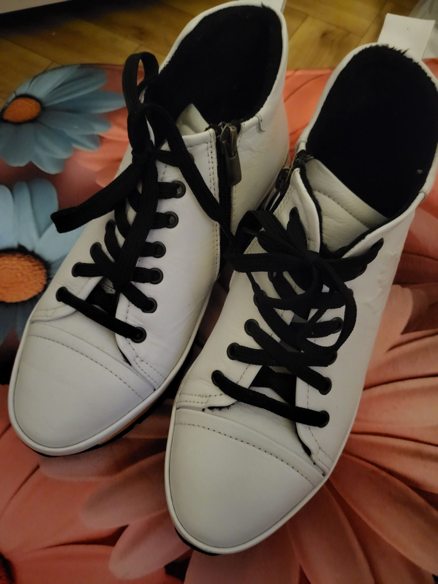 Buty damskie biale- botki ..