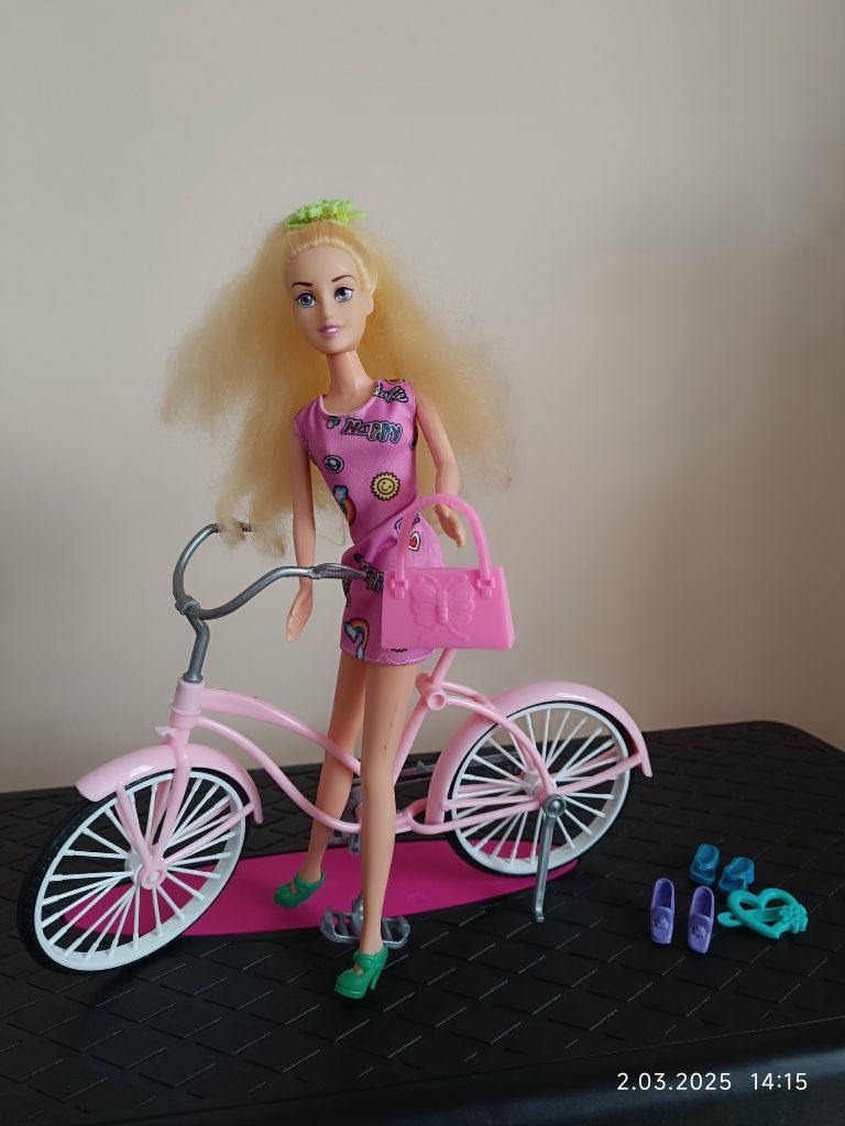 Lalka Barbie na rowerze