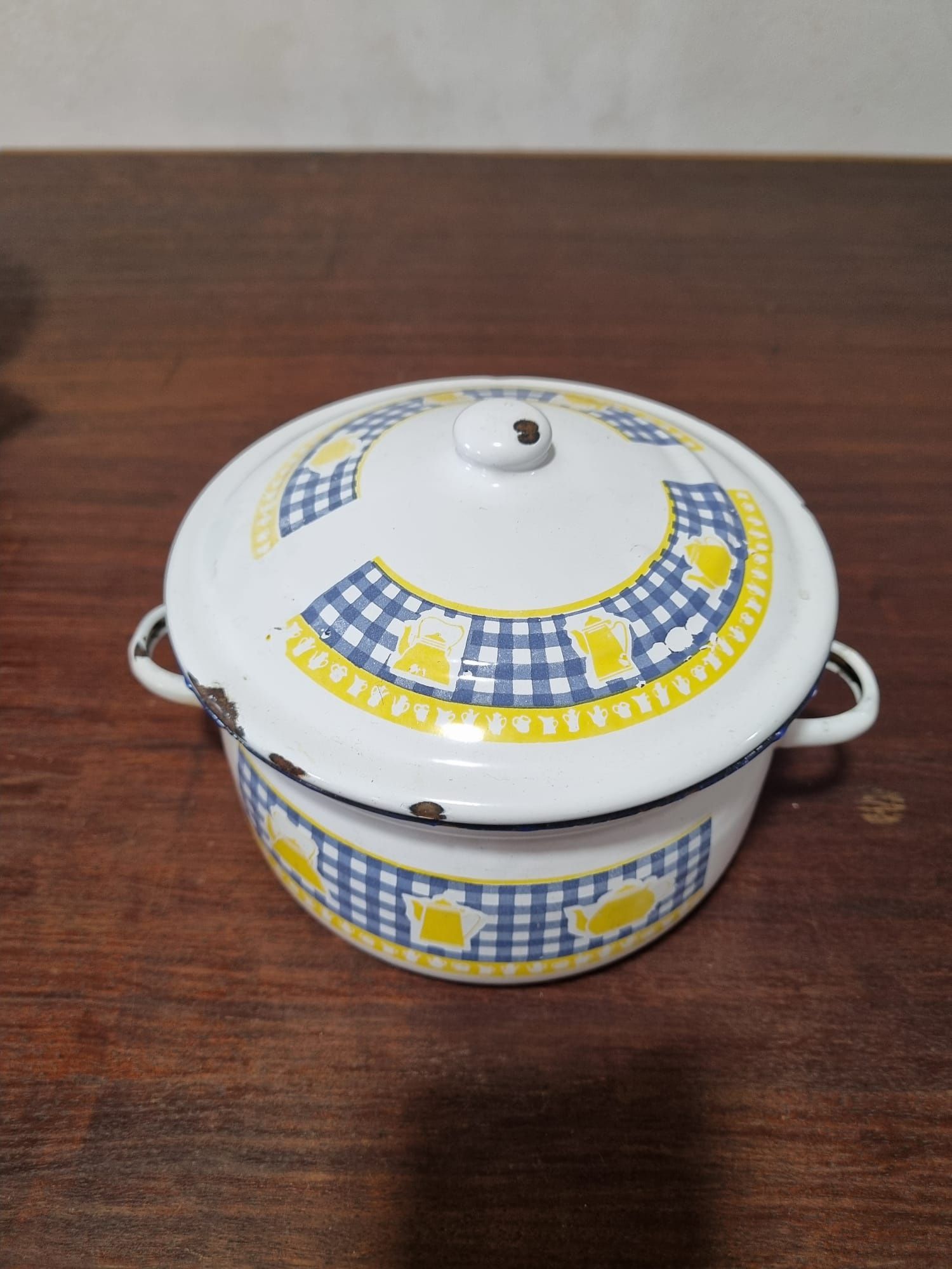 Loiça em esmalte. Uma panela um tacho e um pucaro