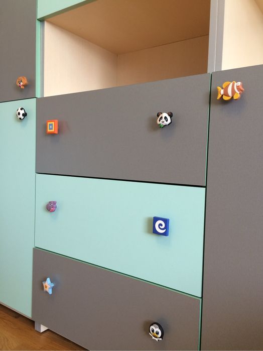 Кутова дитяча шафа з яскравими фасадами