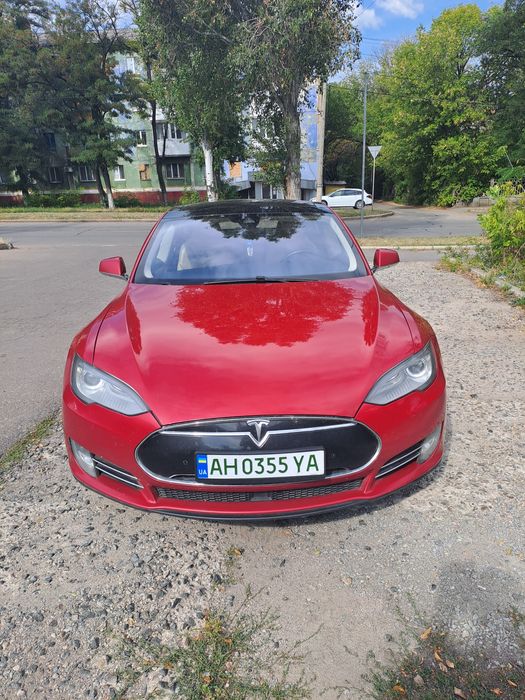 Tesla s 2015 рік 85D
