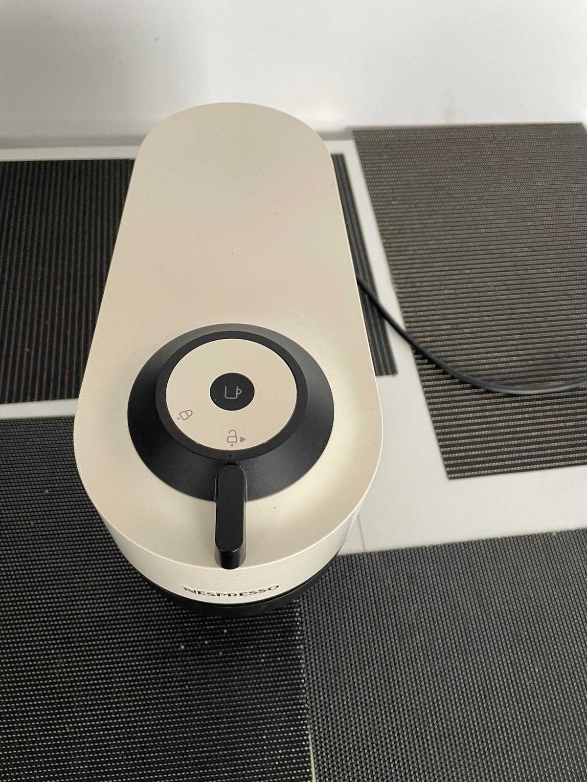 Sprzedam ekspres do kawy na kapsulki De Longhi Nespresso Vertuo Next