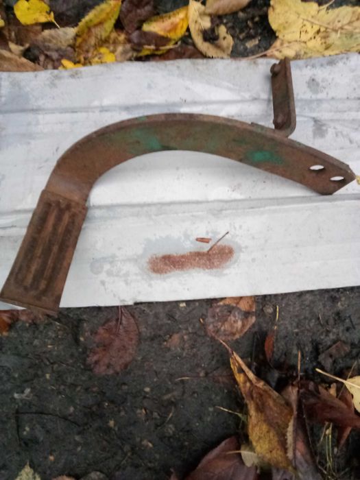 Запчасти б/у  трактора Т-40 и др. Стойка руля. Подножка.